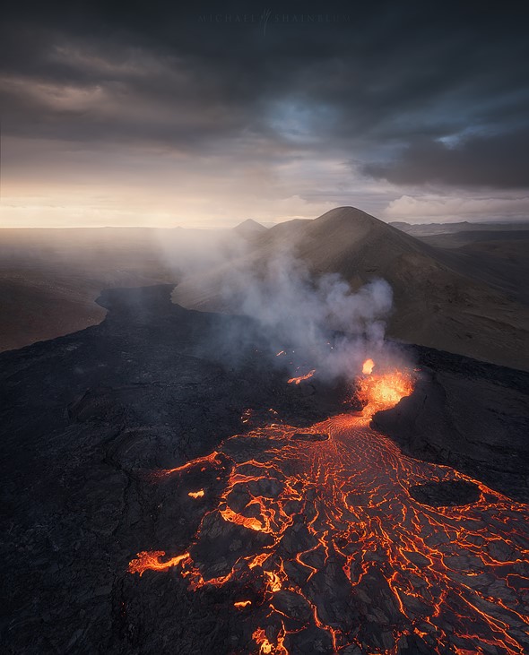 Michael Shainblum capturou imagens incríveis de vulcões islandeses